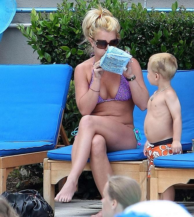 U1YT7O6PN2_Britney_Spears_Bikini_MarinaDelRey_170809_029.jpg