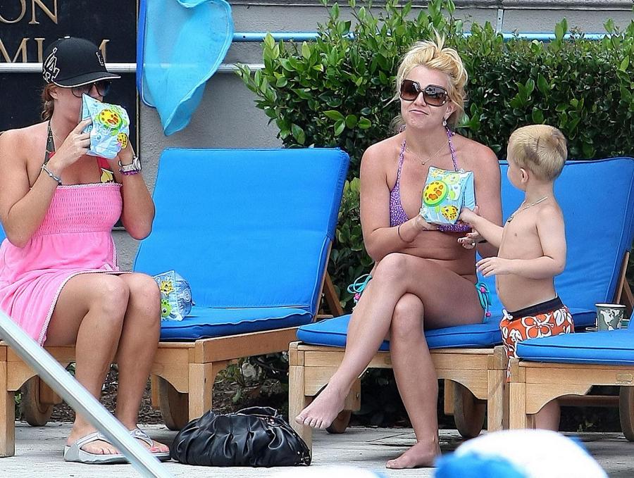 Z5B1E4C28F_Britney_Spears_Bikini_MarinaDelRey_170809_037.jpg