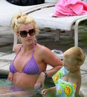 1X4379U992_Britney_Spears_Bikini_MarinaDelRey_170809_026.jpg