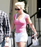 32S3UX48P2_Britney_in_shorts_12_.jpg