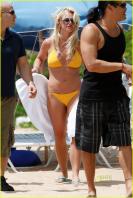 94851401_305941d1282749831-britney-spears-yellow-bikini-beach-candids-hawaii-25-aug-2010-01.jpg