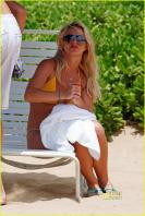 94851424_305942d1282749831-britney-spears-yellow-bikini-beach-candids-hawaii-25-aug-2010-02.jpg