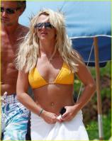 94851453_305943d1282749831-britney-spears-yellow-bikini-beach-candids-hawaii-25-aug-2010-03.jpg