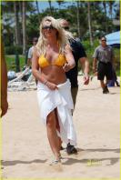 94851528_305945d1282749831-britney-spears-yellow-bikini-beach-candids-hawaii-25-aug-2010-05.jpg