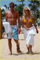 94851561_305946d1282749831-britney-spears-yellow-bikini-beach-candids-hawaii-25-aug-2010-06.jpg