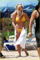 94851585_305947d1282749831-britney-spears-yellow-bikini-beach-candids-hawaii-25-aug-2010-07.jpg