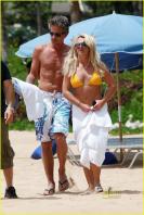 94851623_305949d1282749831-britney-spears-yellow-bikini-beach-candids-hawaii-25-aug-2010-10.jpg