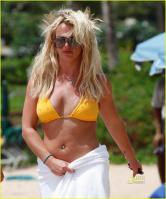 94851656_305951d1282749910-britney-spears-yellow-bikini-beach-candids-hawaii-25-aug-2010-12.jpg