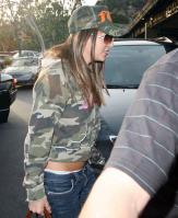 98851_celeb_city1.eu_Britney_Spears_With_fuck_cap_at_tanning_salon_009_122_362lo.jpg