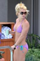 DCLOUZ9TQ9_Britney_Spears_Bikini_MarinaDelRey_170809_019.jpg