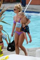 DLGMF58HIQ_Britney_Spears_Bikini_MarinaDelRey_170809_010.jpg