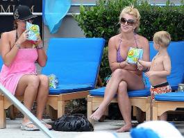 L87E22HYJP_Britney_Spears_Bikini_MarinaDelRey_170809_036.jpg