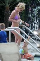 PYKLASKLXJ_Britney_Spears_Bikini_MarinaDelRey_170809_006.jpg