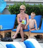 UE9LOOSIIV_Britney_Spears_Bikini_MarinaDelRey_170809_033.jpg