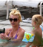 XOHV5EM237_Britney_Spears_Bikini_MarinaDelRey_170809_025.jpg