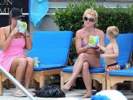 Z5B1E4C28F_Britney_Spears_Bikini_MarinaDelRey_170809_037.jpg