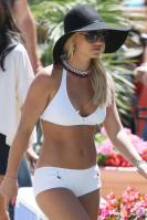ZA64YUJHAM_Britney_Spears_Pool1.jpg