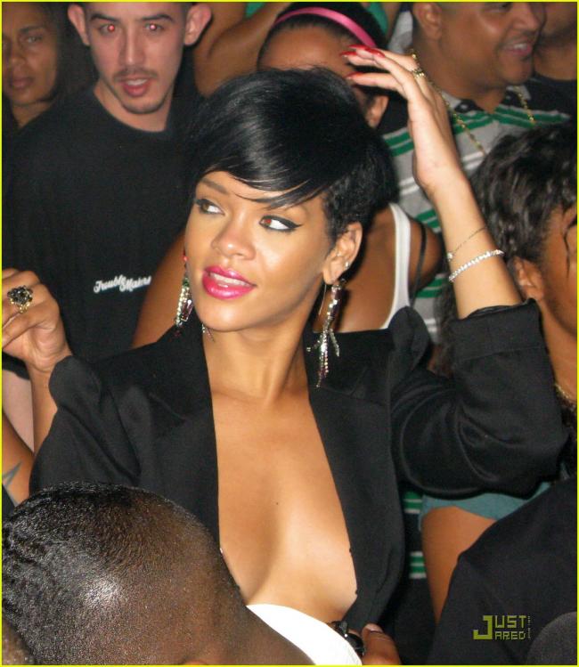 28GJDVUT8J_rihanna-fourth-of-july-04.jpg