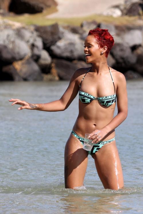 96864762_311801d1283905944-rihanna-black-aqua-coloured-bikini-rihanna_bikini-1-.jpg