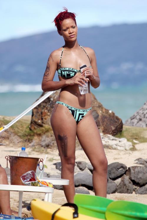 96864818_311804d1283905944-rihanna-black-aqua-coloured-bikini-rihanna_bikini-4-.jpg