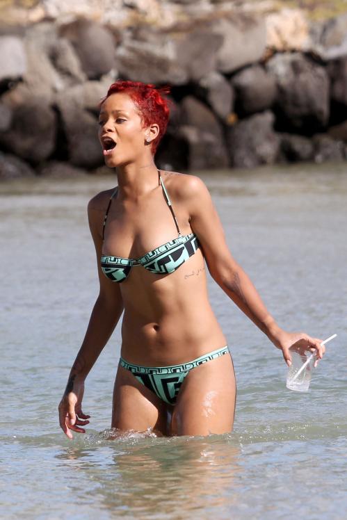 96864850_311806d1283905944-rihanna-black-aqua-coloured-bikini-rihanna_bikini-6-.jpg