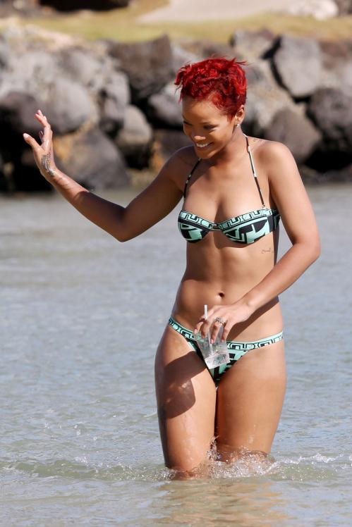 96864896_311809d1283905944-rihanna-black-aqua-coloured-bikini-rihanna_bikini-9-.jpg