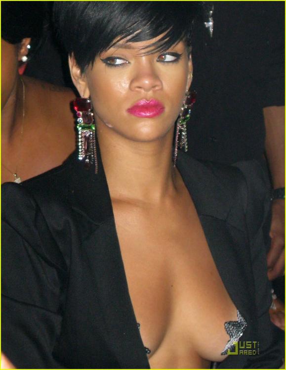 X1VDORMX3M_rihanna-fourth-of-july-13.jpg