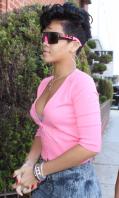 5JQQFOCR5V_Rihanna_visits_an_office_building_in_Beverly_Hills-16-P100.jpg