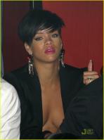 R7I1UVMRKX_rihanna-fourth-of-july-15.jpg