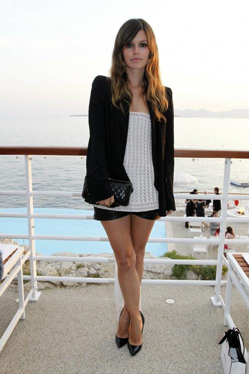 71168_RachelBilsonChanelCruiseFashionshow_2011_012_122_396lo.jpg