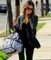 EF52XK9XDF_Rachel_Bilson_-_Heading_to_a_movie_set_in_Santa_Monica_-_Oct_27_3_.jpg