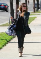 FAMARD7VJ2_Rachel_Bilson_-_Heading_to_a_movie_set_in_Santa_Monica_-_Oct_27_8_.jpg