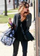 GHUC23UXCV_Rachel_Bilson_-_Heading_to_a_movie_set_in_Santa_Monica_-_Oct_27_4_.jpg