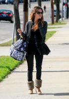 HT3GDJSV43_Rachel_Bilson_-_Heading_to_a_movie_set_in_Santa_Monica_-_Oct_27_10_.jpg