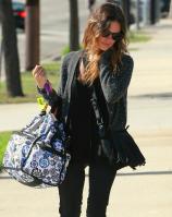 QI3OHZDX0Q_Rachel_Bilson_-_Heading_to_a_movie_set_in_Santa_Monica_-_Oct_27_1_.jpg