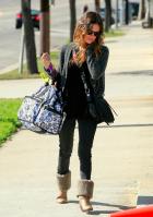 Z2AF2BLRYE_Rachel_Bilson_-_Heading_to_a_movie_set_in_Santa_Monica_-_Oct_27_5_.jpg