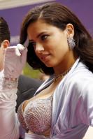 00887_s_al_reveals_victorias_secret_2_million_bombshell_fantasy_bra_in_nyc_20101020_19_123_499lo.jpg