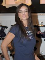 25848_Celebs4ever-com_Adriana_Lima_launches_the_BioFit_Uplift_bra_at_the_Victoria_s_Secret_store_in_Aventura_Florida_July_31_2008-009_122_723lo.jpg