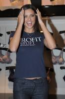 28823_Celebs4ever-com_Adriana_Lima_launches_the_BioFit_Uplift_bra_at_the_Victoria_s_Secret_store_in_Aventura_Florida_July_31_2008-058_122_1194lo.jpg