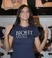 29131_Celebs4ever-com_Adriana_Lima_launches_the_BioFit_Uplift_bra_at_the_Victoria_s_Secret_store_in_Aventura_Florida_July_31_2008-060_122_216lo.jpg