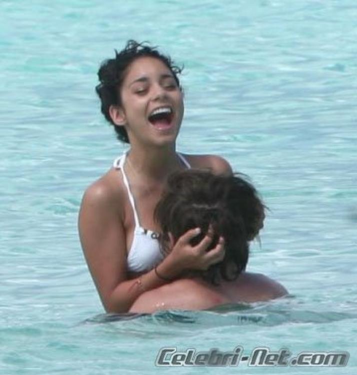 46489_Vanessa-Hudgens_Bikini12_122_903lo.jpg