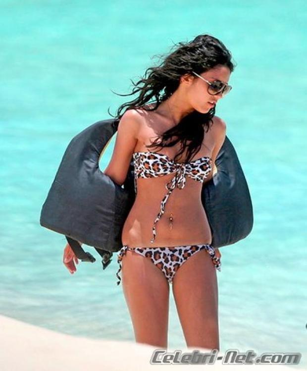 46576_Vanessa-Hudgens_Bikini10_122_867lo.jpg