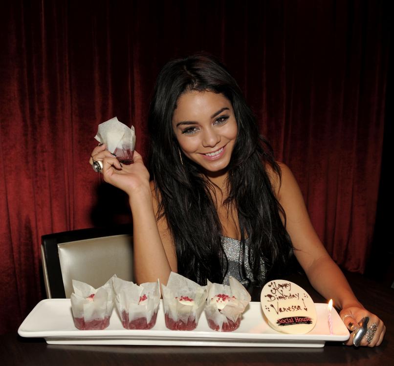 52868_VanessaHudgens17_122_443lo.jpg