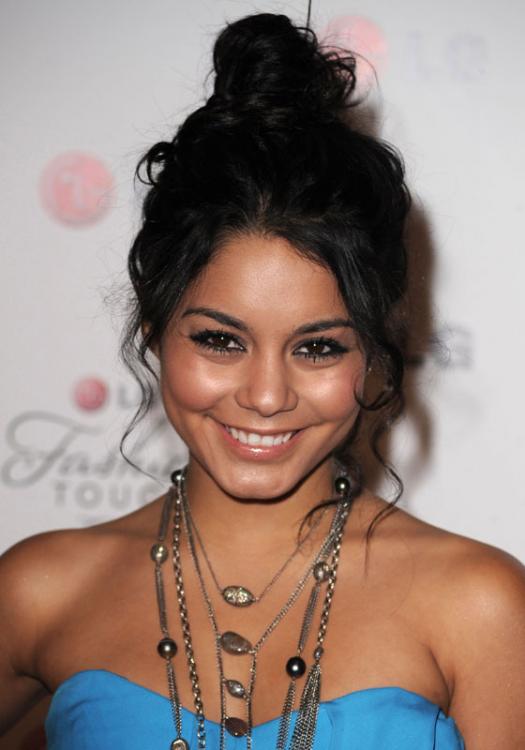 64651_vanessa_hudgens05251017_123_584lo.jpg