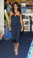 88494_Celebutopia-Katie_Price_signs_copies_of_her_new_book_Pushed_To_The_Limit_in_London-12_122_552lo.jpg
