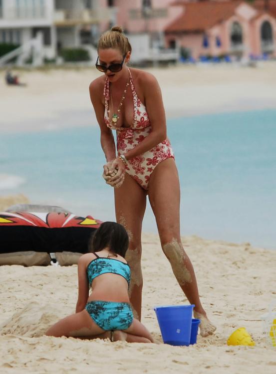 02919_Celebutopia_Uma_Thurman_on_holiday_in_the_Caribbean_24_122_451lo.jpg