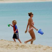 02770_Celebutopia_Uma_Thurman_on_holiday_in_the_Caribbean_05_122_459lo.jpg