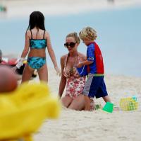 02774_Celebutopia_Uma_Thurman_on_holiday_in_the_Caribbean_03_122_555lo.jpg