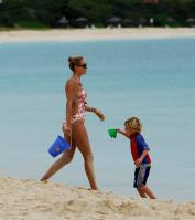 02797_Celebutopia_Uma_Thurman_on_holiday_in_the_Caribbean_04_122_578lo.jpg