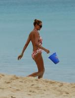 02808_Celebutopia_Uma_Thurman_on_holiday_in_the_Caribbean_08_122_474lo.jpg